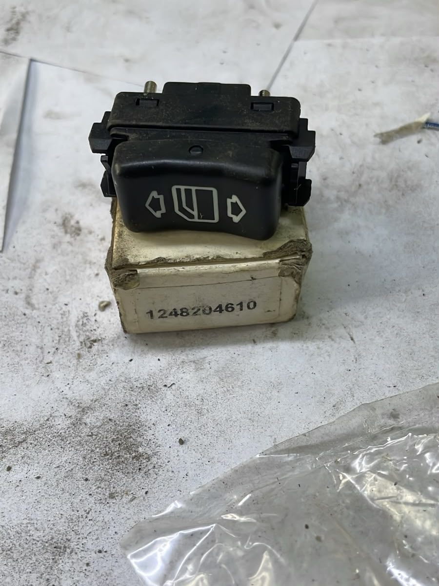 Protegido: MERCEDES BENZ-INTERRUPTOR DE VIDRIO ELECTRICO TRASERO